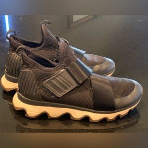 Sorel Kinetic Sneakers with Animal Print. Size 6